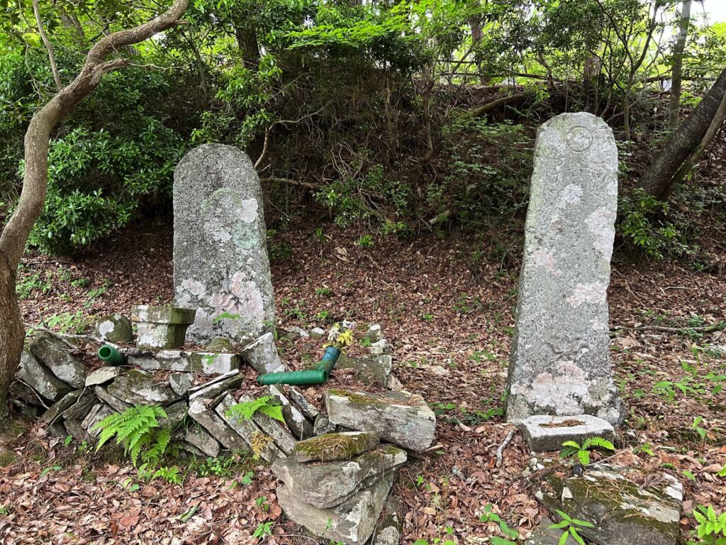 泉田重光（左）と重時（右）の墓碑