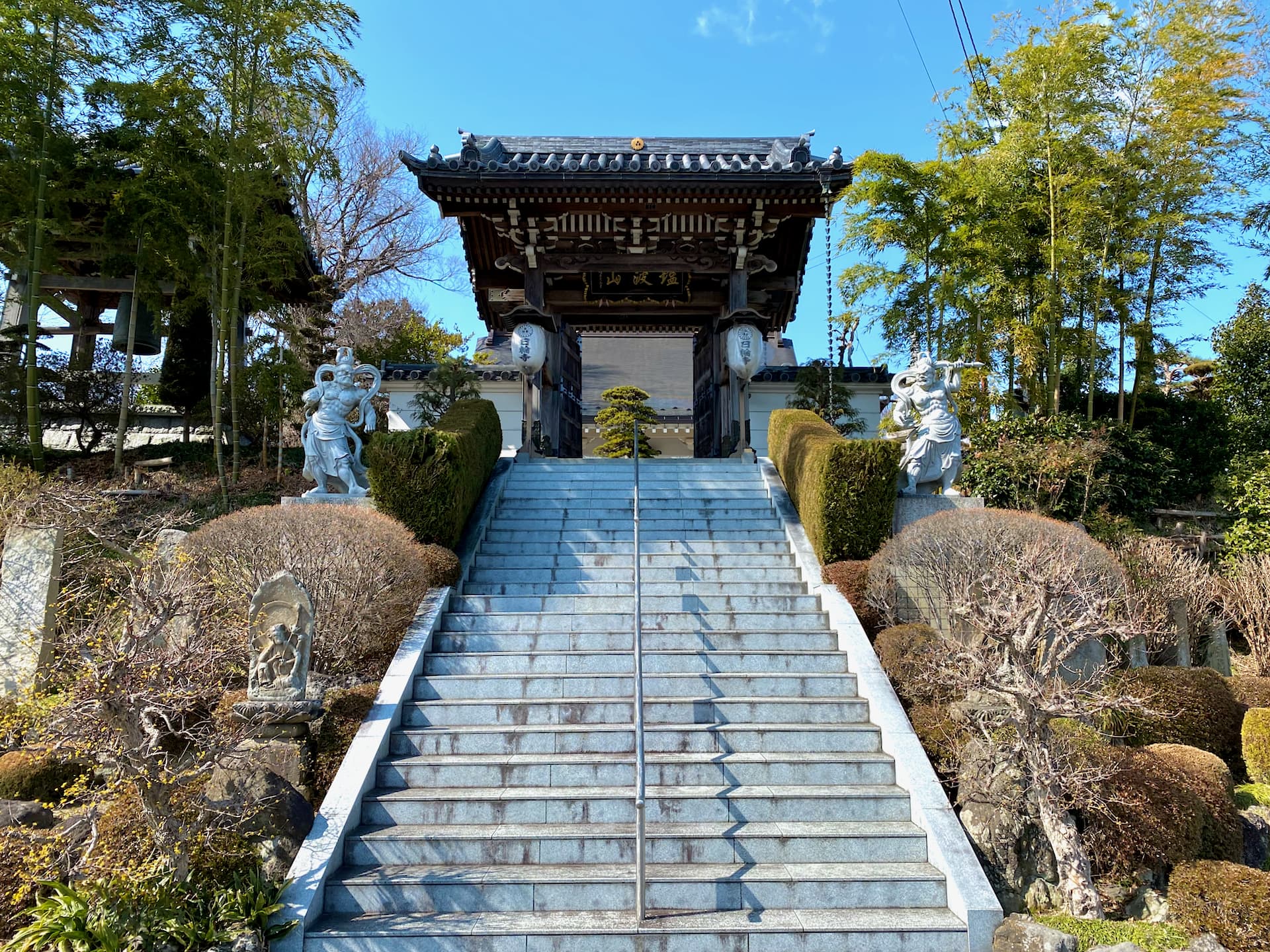 日輪寺 石段と山門