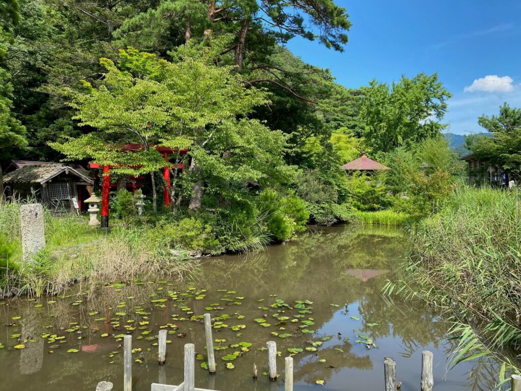 三島池と岩駒稲荷