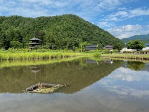 水面に映る三重塔