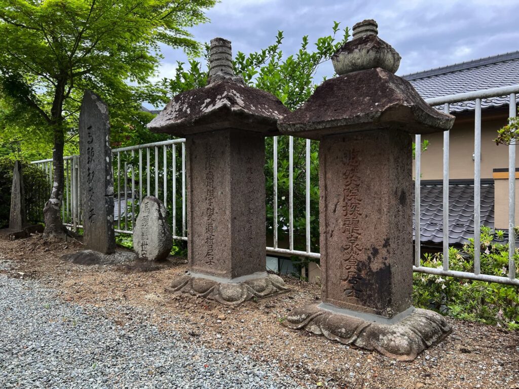 墓碑と石仏群