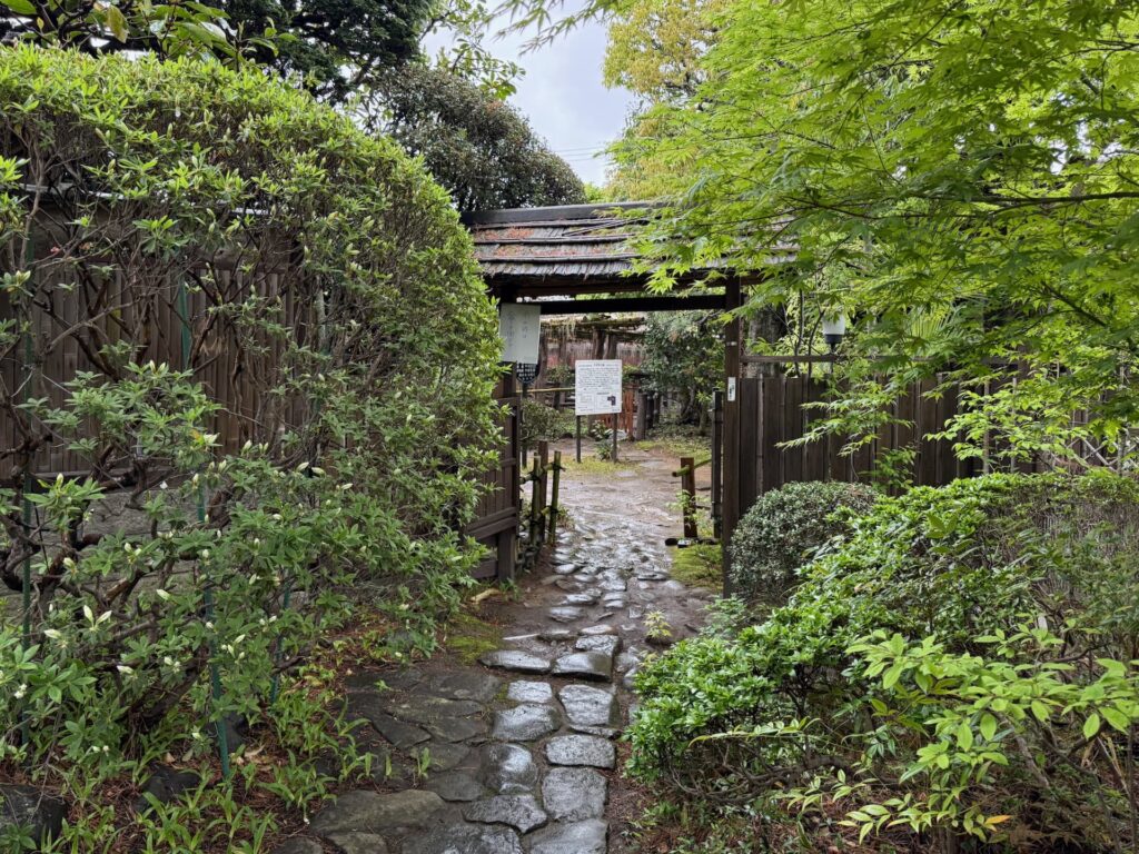 庭園の内門