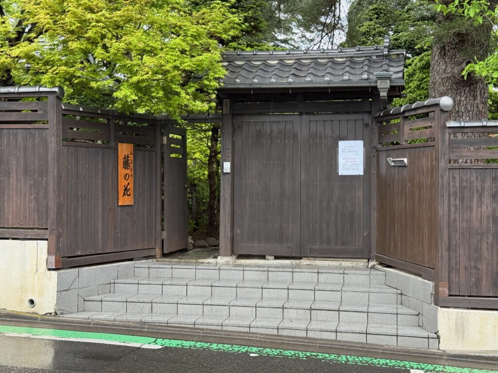 板塀と表門